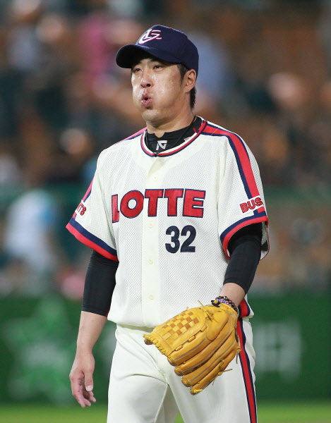 위기의 상황을 마무리 지으며 내려오는 김승회 선수